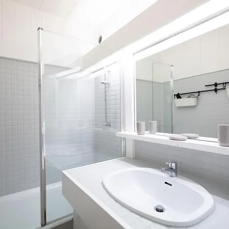 Renove Dans Le Centre Pieton De * メジェーヴ